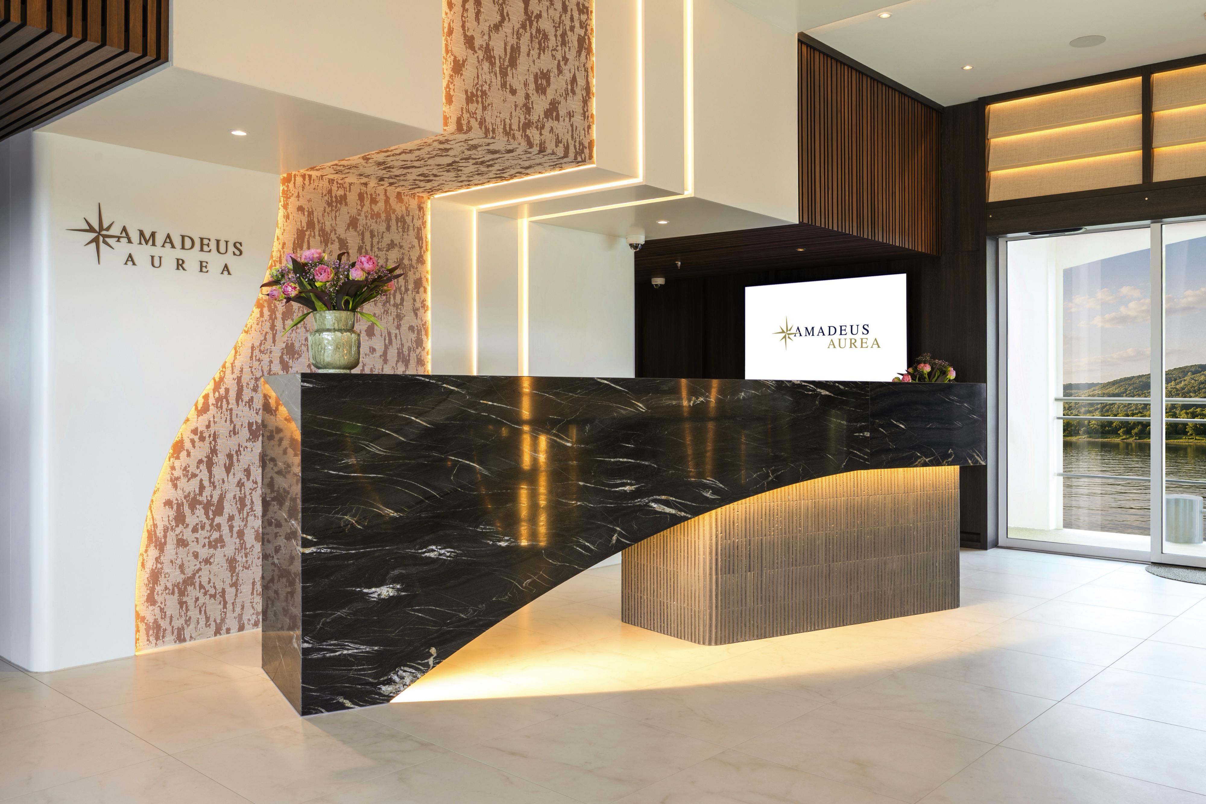 ©Lueftner Cruises Amadeus Aurea Reception 2.jpg